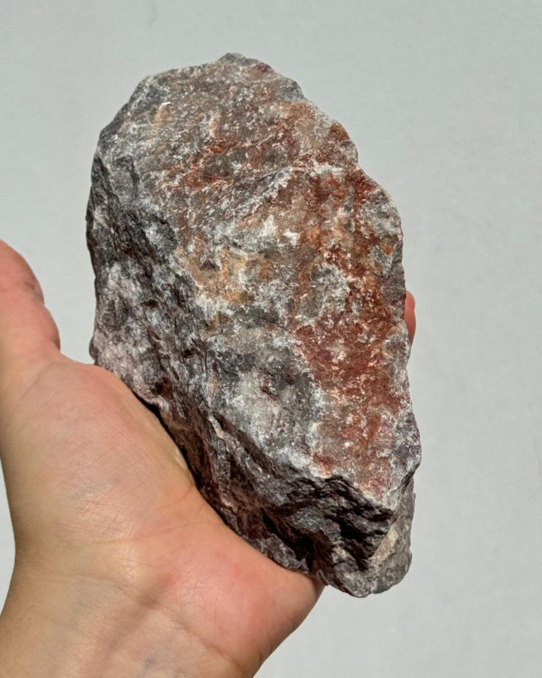 Dolomita: roca blanca a gris claro